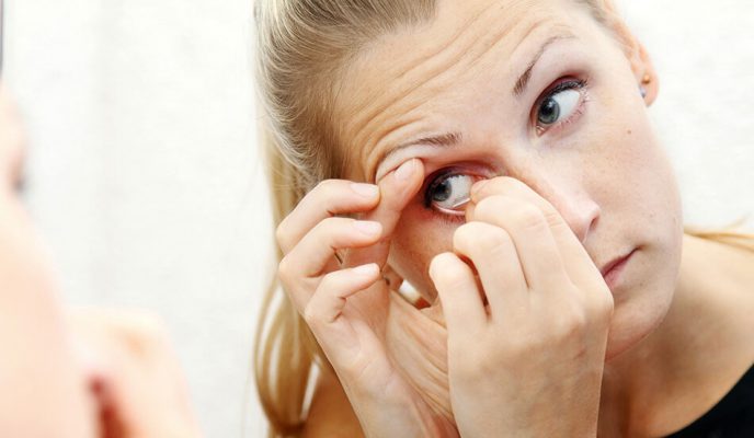 خارج کردن لنز از چشم