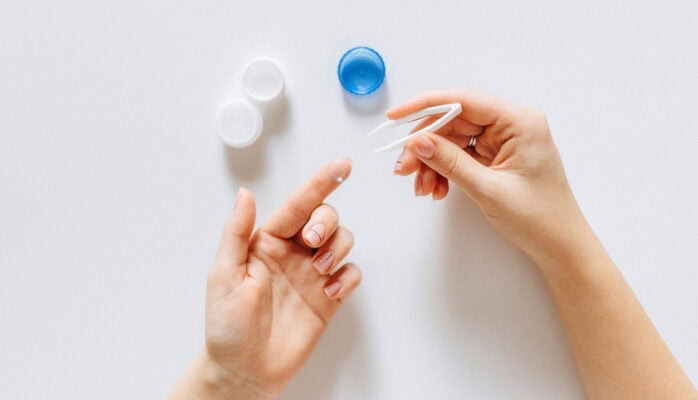 آموزش استفاده صحیح از لنز تماسی