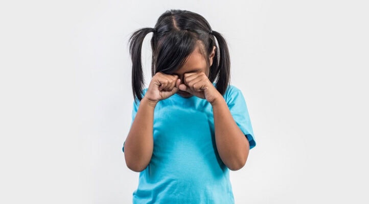 وقتی کودک شما چشم خود را میخارد