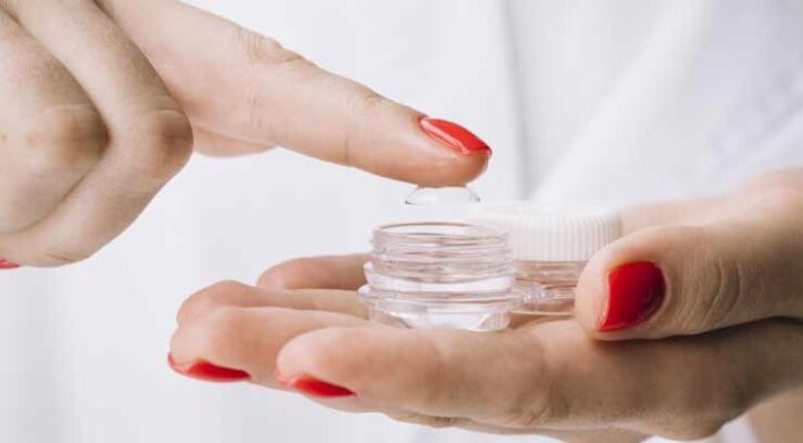 چرا باید از محلول برای تمیز کردن لنز استفاده کنیم؟